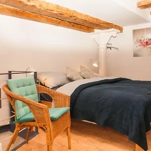 Stylish With Castle View & Free Parking Apartment